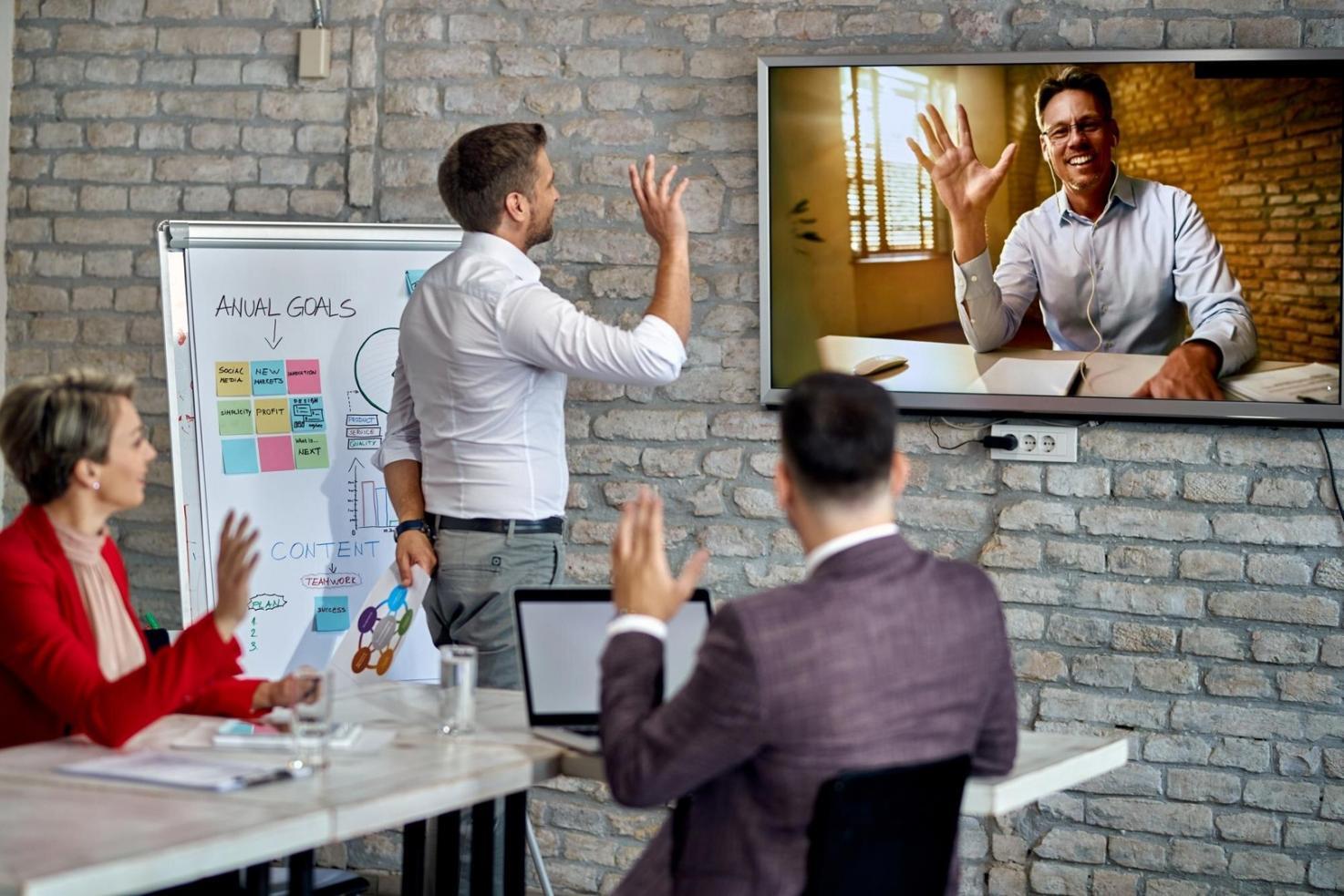 Finanzexperte bei der Analyse von Marktdaten und Investitionsstrategien